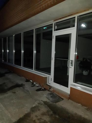 glass-entrance-11